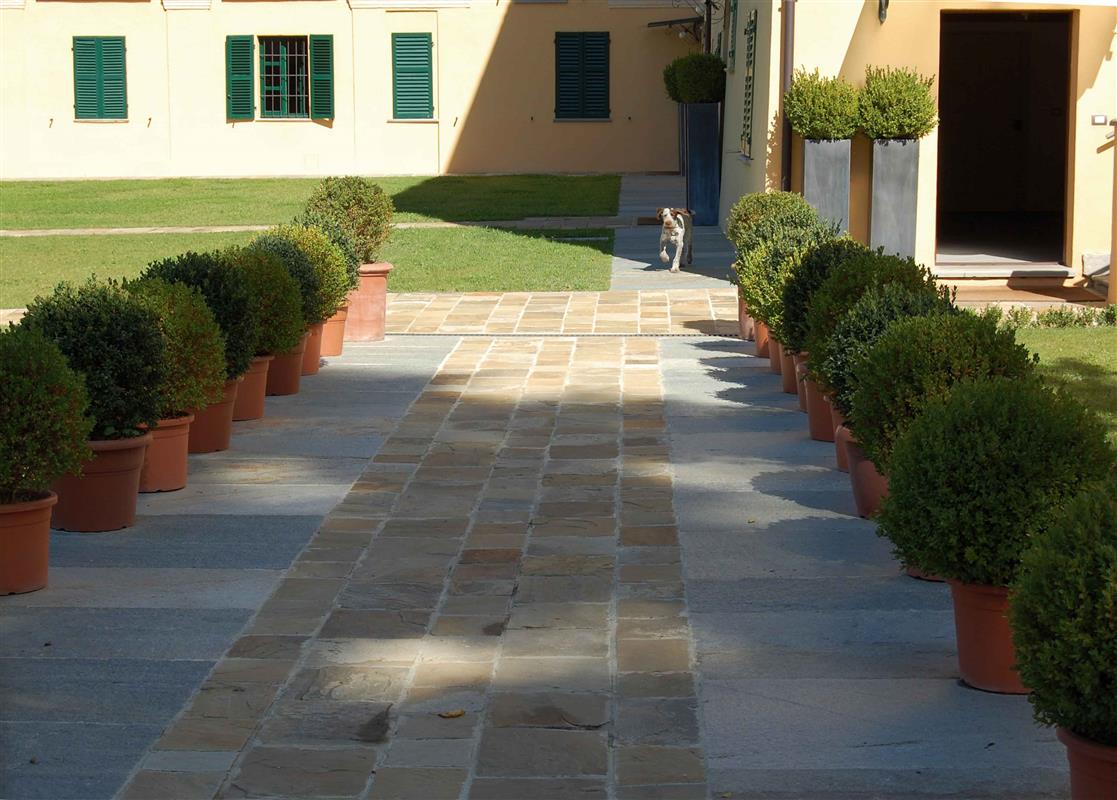 Pavimentazione tipo “A correre”  in Pietra Braun a spacco n°16