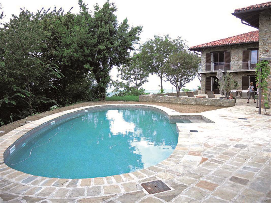 Pavimento e bordo per piscina in Pietra Braun Naturale n°17