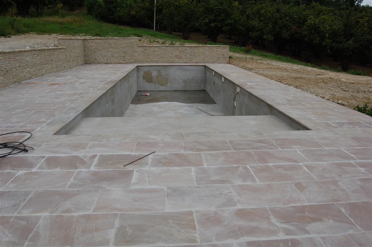 Pavimento e bordo per piscina in Pietra Gaia Naturale n°39