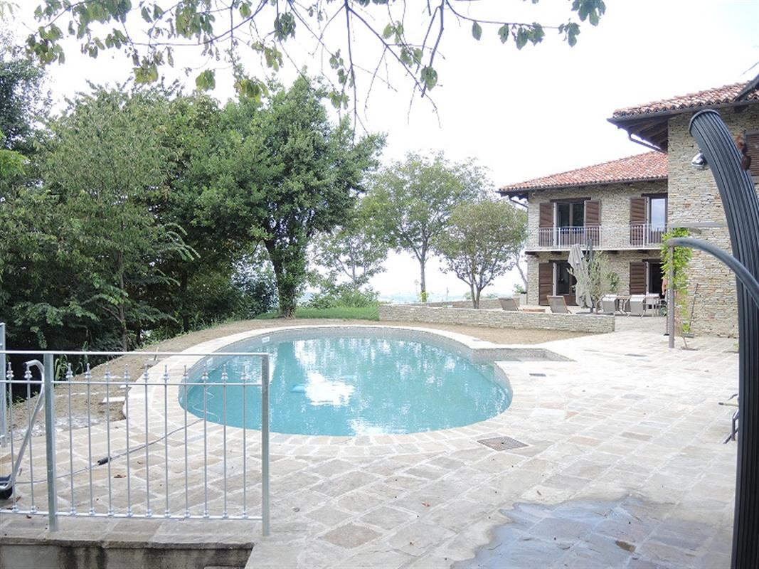 Pavimento e bordo per piscina in Pietra Braun Naturale n°18