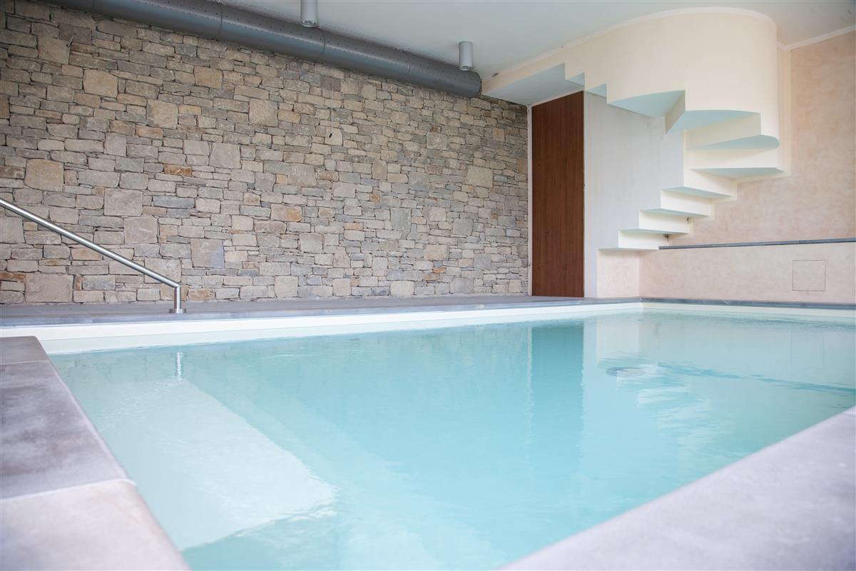Pavimento e bordo per piscina in Pietra Alpina Naturale n°31