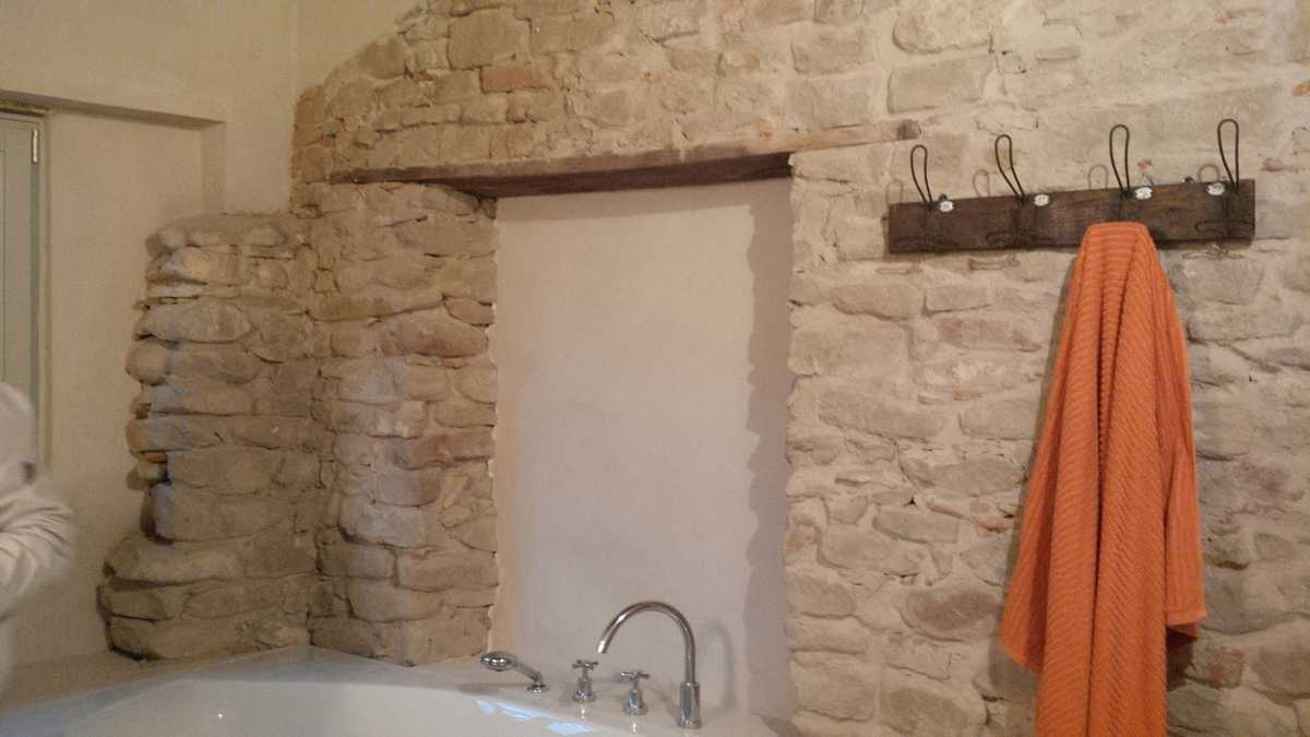 Rivestimento parete bagno in Pietra di Langa Naturale n°13