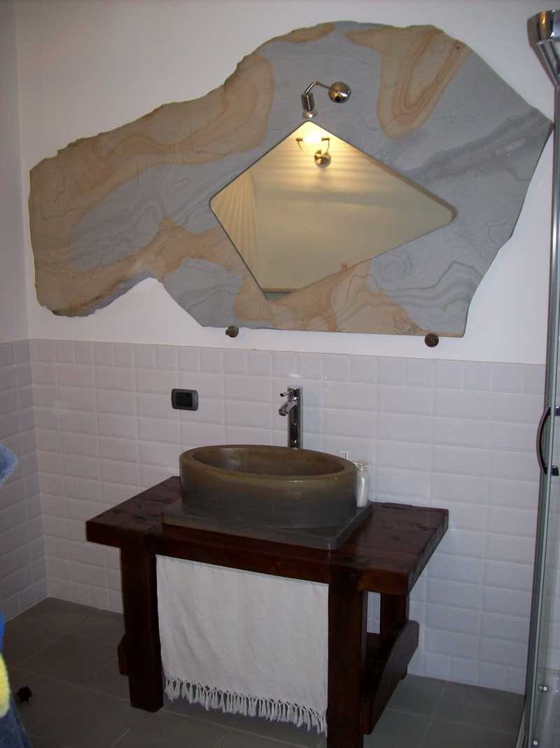 Rivestimento parete bagno in Pietra Alpina Naturale n°21