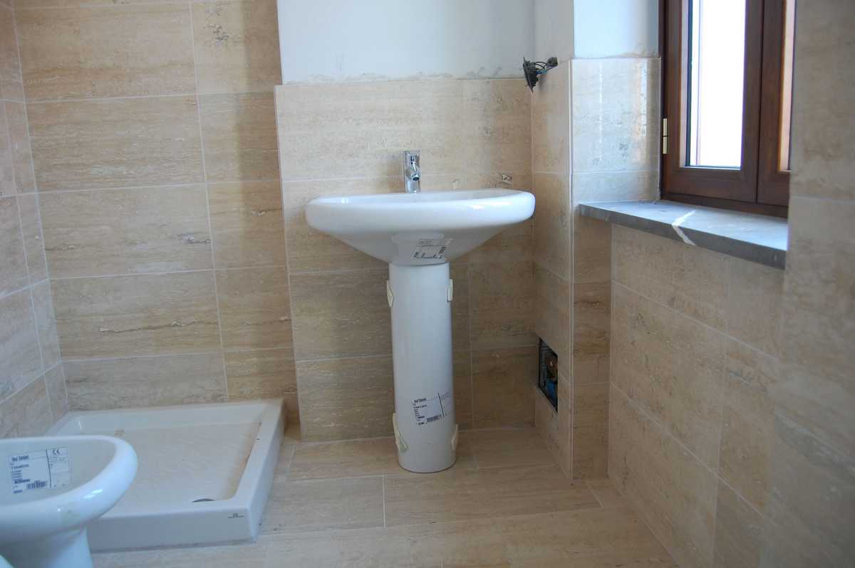 Rivestimento parete bagno in Pietra Alpina Naturale n°24