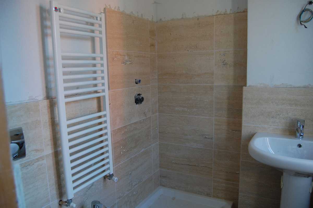 Rivestimento parete bagno in Pietra Alpina Naturale n°25