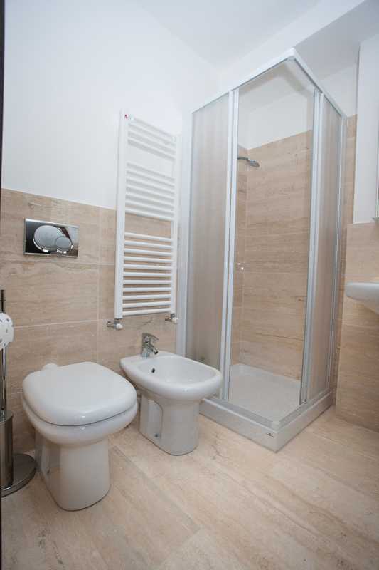 Rivestimento parete bagno in Pietra Alpina Naturale n°33