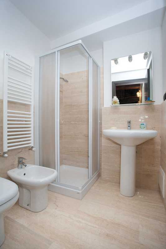 Rivestimento parete bagno in Pietra Alpina Naturale n°34