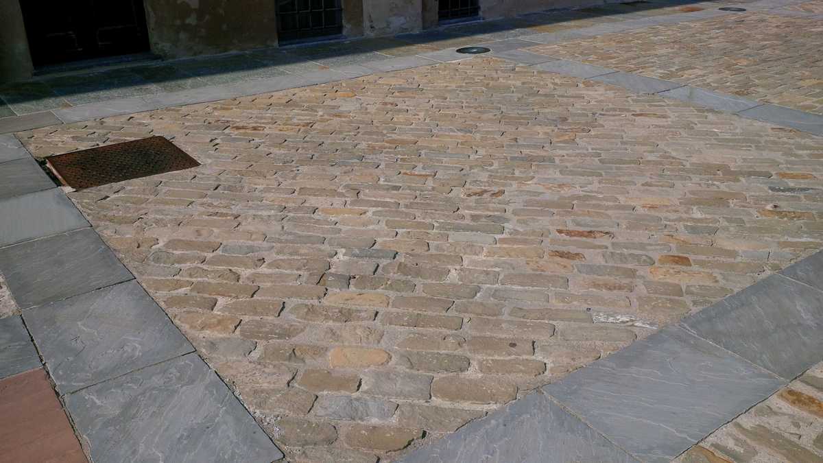 Pavimentazione tipo Sternìa in Pietra di Langa Naturale n°12