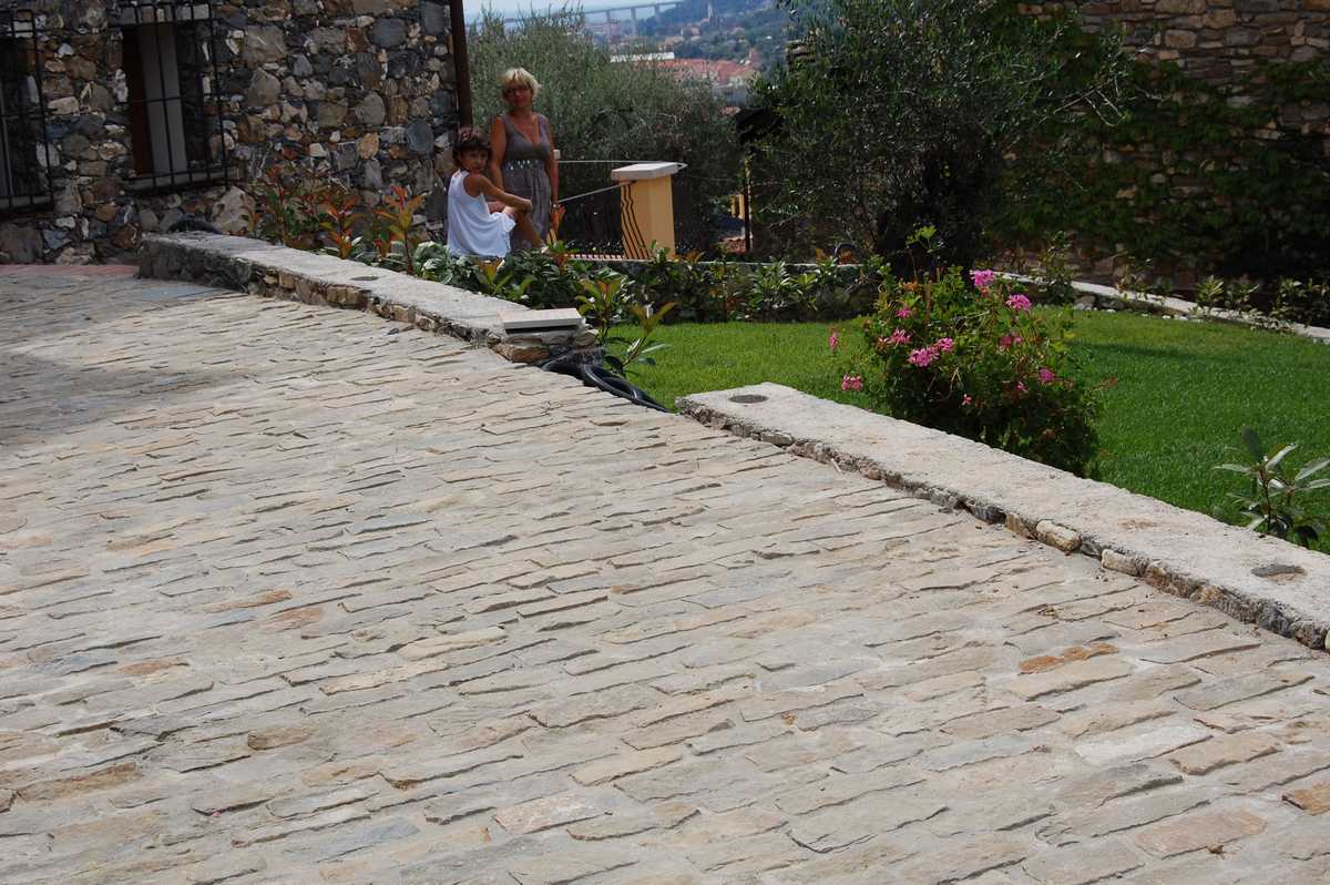 Pavimentazione tipo Sternìa in Pietra di Langa Naturale n°24