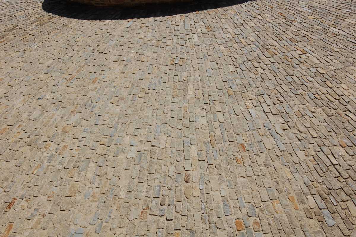 Pavimentazione tipo Sternìa in Pietra di Langa Naturale n°36