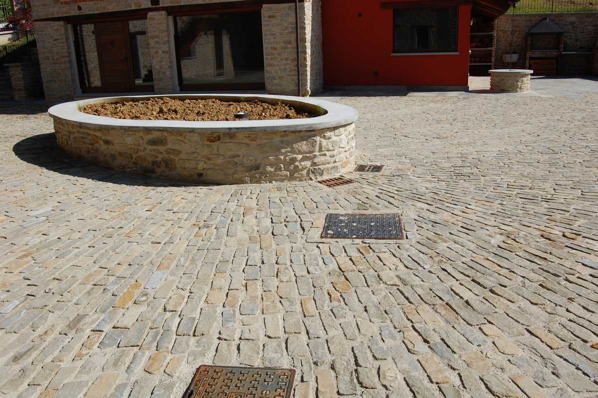 Pavimentazione tipo Sternìa in Pietra di Langa Naturale n°37