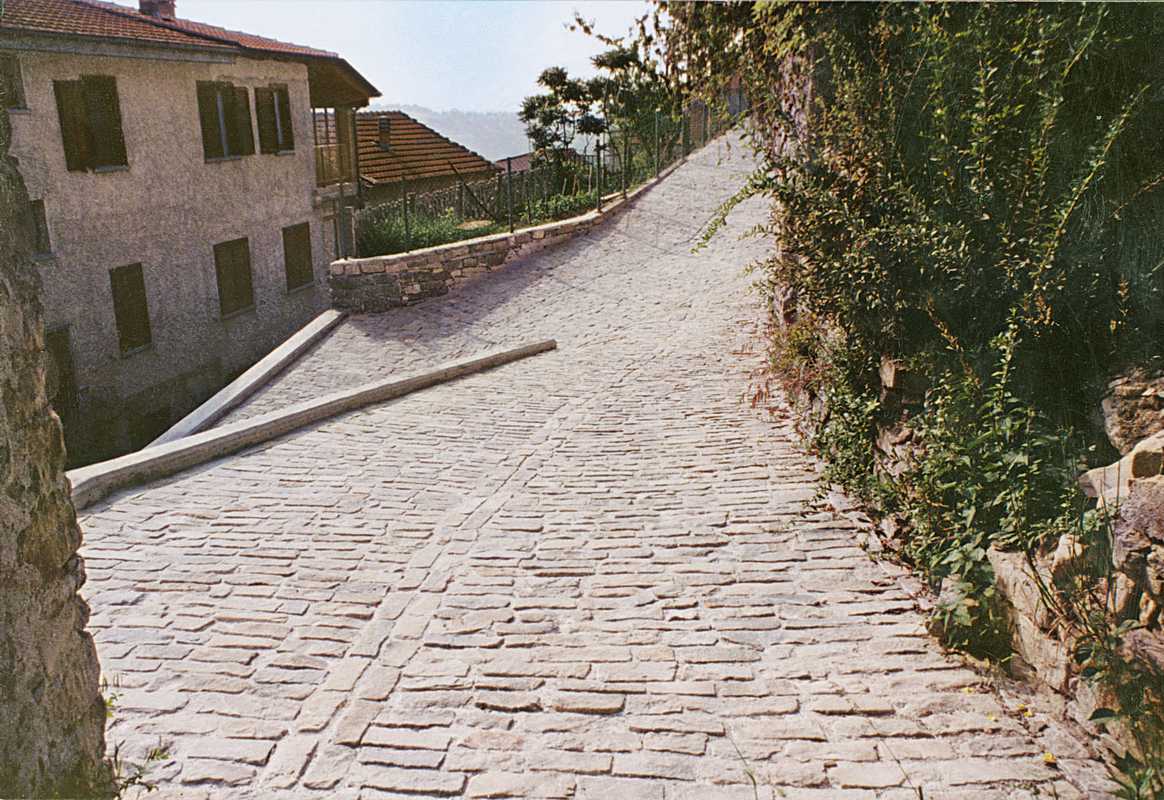 Pavimentazione tipo Sternìa in Pietra di Langa Naturale n°42