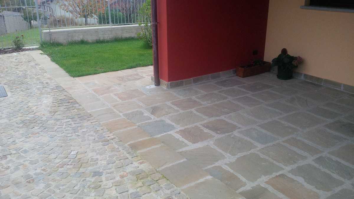 Pavimentazione tipo “Corte” in Pietra Braun a spacco n°24