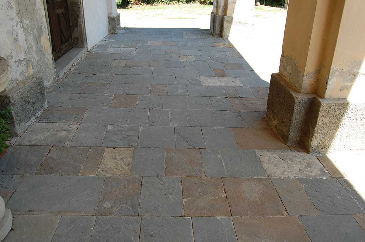 Pavimentazione tipo “A correre” in Pietra Braun a spacco n°27