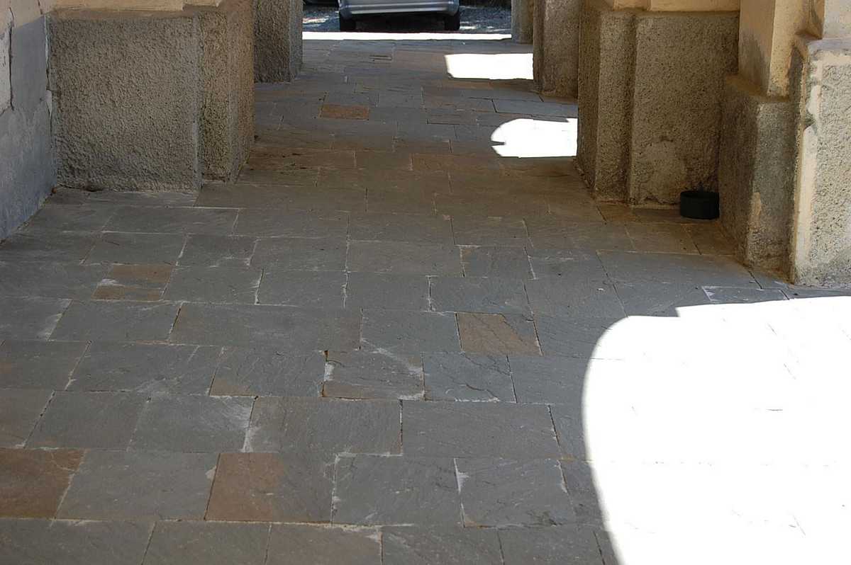 Pavimentazione tipo “A correre” in Pietra Braun a spacco n°28