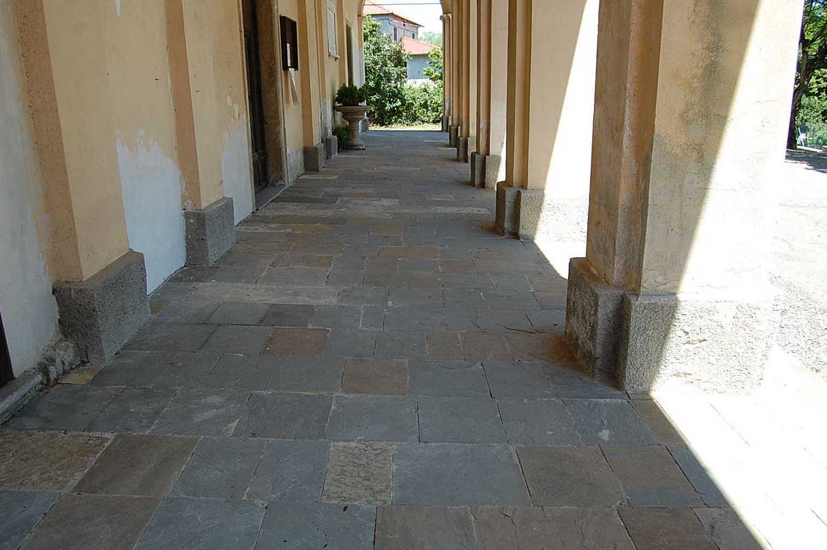 Pavimentazione tipo “A correre” in Pietra Braun a spacco n°29