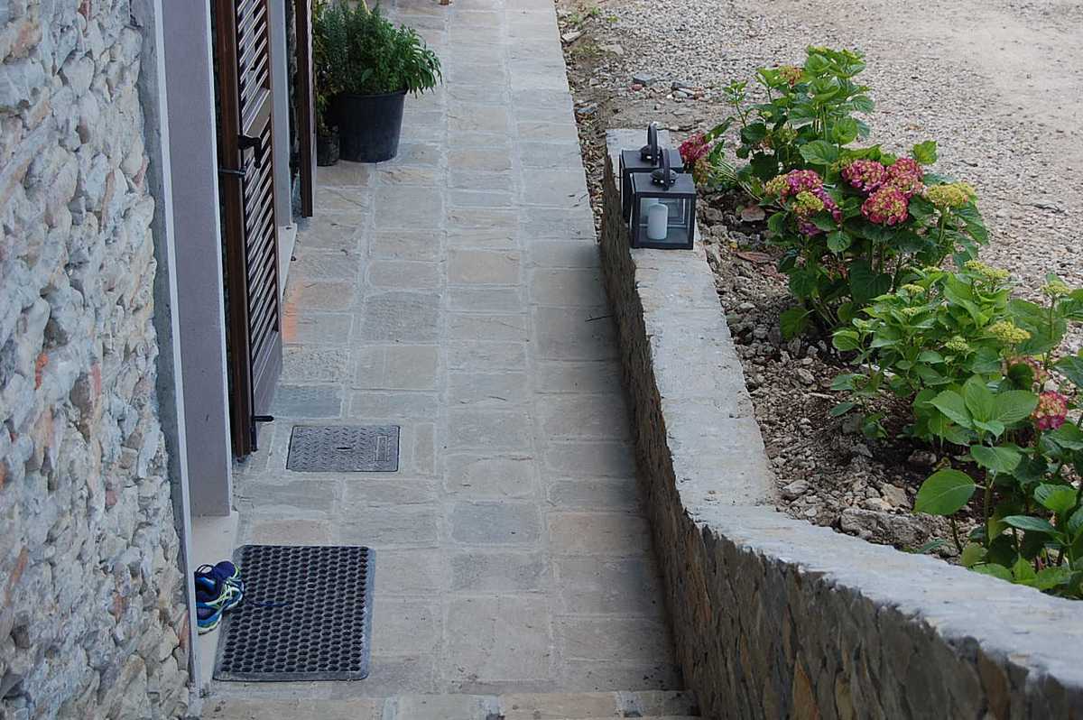 Pavimentazione tipo “A correre” in Pietra Braun Naturale n°32