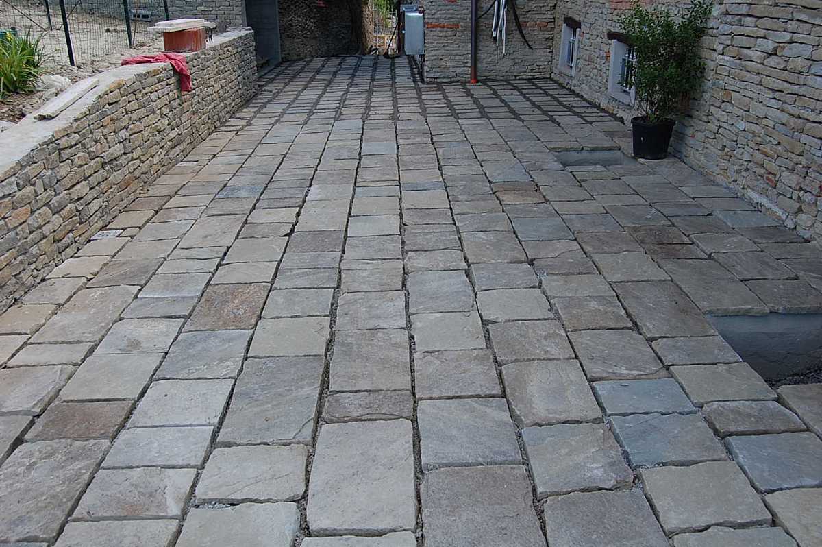 Pavimentazione tipo “A correre” in Pietra Braun Naturale n°35