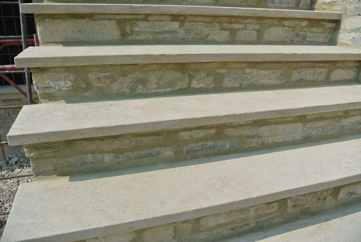 Scala esterna in Pietra Alpina Naturale n°32