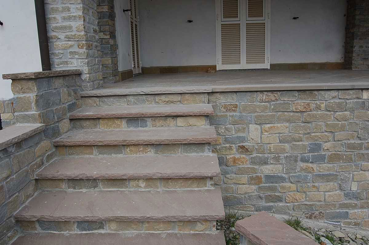Scala esterna in Pietra Gaia Naturale n°14