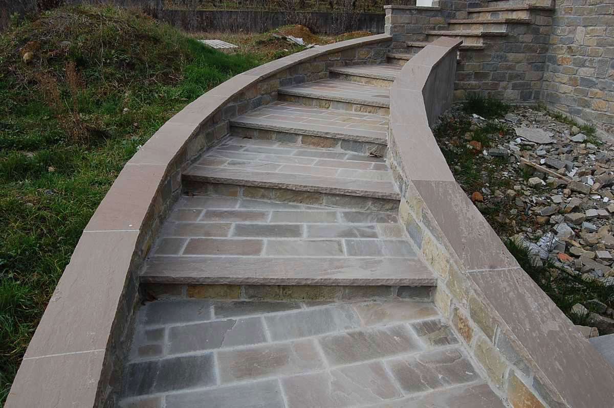 Scala esterna in Pietra Gaia Naturale n°15
