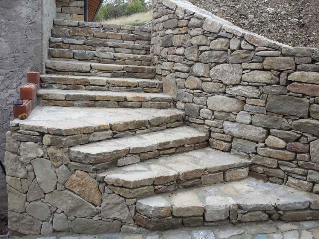 Scala esterna in Pietra di Langa Naturale n°28