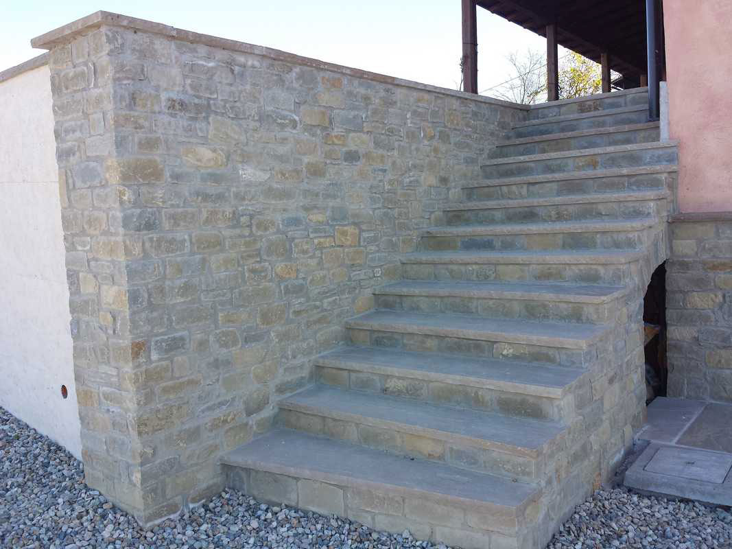 Scala esterna in Pietra di Langa Naturale n°29
