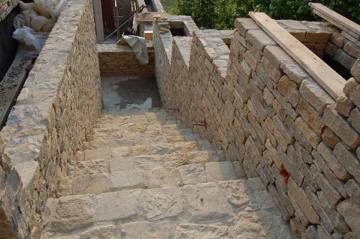 Scala esterna in Pietra di Langa Naturale n°34