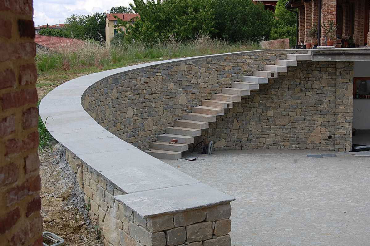 Scala esterna in Pietra di Luserna naturale n°27